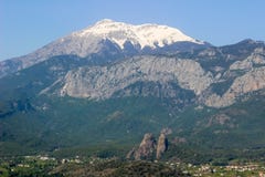 Montañas del tauro en Kemer Turquía en primavera fotos de archivo Montañas del tauro en Kemer Turquía en primavera fotos de archivo