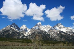 Montañas y nubes de Teton foto de archivo libre de regalías Montañas y nubes de Teton foto de archivo libre de regalías