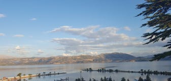 Montañas y nubes por el lago fotografía de archivo Montañas y nubes por el lago fotografía de archivo