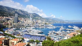 Monte, Carlo miasta panorama z luksusowymi jachtami w schronieniu -, Cote d'Azur Widok z lotu ptaka pejzaż miejski Drapacze chmur Obraz Stock Monte, Carlo miasta panorama z luksusowymi jachtami w schronieniu -, Cote d'Azur Widok z lotu ptaka pejzaż miejski Drapacze chmur Obraz Stock