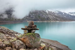Monte de pedras no og glacial Fjordane Noruega Escandinávia de Luster Sogn do lago Styggevatnet imagens de stock Monte de pedras no og glacial Fjordane Noruega Escandinávia de Luster Sogn do lago Styggevatnet imagens de stock