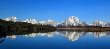 Monte Moran refletido em Jackson Lake, parque nacional grande de Teton, Wyoming imagem de stock royalty free Monte Moran refletido em Jackson Lake, parque nacional grande de Teton, Wyoming imagem de stock royalty free