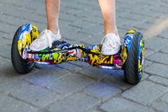 Monte sur des conseils ou des gyroscooters de vol plané dehors au coucher du soleil en été Concept actif de la vie photographie stock libre de droits Monte sur des conseils ou des gyroscooters de vol plané dehors au coucher du soleil en été Concept actif de la vie photographie stock libre de droits