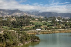 Montecito Country Club con el refugio del pájaro en el frente, Santa Barbara California imagen de archivo libre de regalías Montecito Country Club con el refugio del pájaro en el frente, Santa Barbara California imagen de archivo libre de regalías
