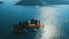 Montenegro PerastFlying över den Sveti Dorde ön på havet Flyg- surrlängd i fot räknat stock video Montenegro PerastFlying över den Sveti Dorde ön på havet Flyg- surrlängd i fot räknat stock video