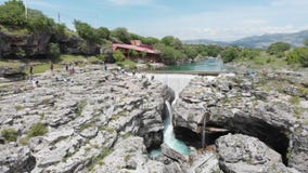 Montenegro, Turkusowy czysty jasny rzeczny cijevna blisko Podgorica przy Niagara spada płynący przez pięknych zielonych skalistyc zdjęcie wideo Montenegro, Turkusowy czysty jasny rzeczny cijevna blisko Podgorica przy Niagara spada płynący przez pięknych zielonych skalistyc zdjęcie wideo