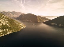 montenegro Zonsondergang in de Baai van Kotor De mening vanaf de bovenkant ADRIATISCHE OVERZEES stock afbeelding montenegro Zonsondergang in de Baai van Kotor De mening vanaf de bovenkant ADRIATISCHE OVERZEES stock afbeelding