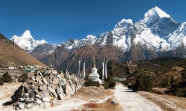 Montera den Ama Dablam och Khumjung byn nära den Namche bazaren Arkivfoton Montera den Ama Dablam och Khumjung byn nära den Namche bazaren Arkivfoton