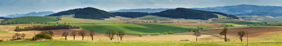 Montes verdes da mola em Eslováquia Panorama ensolarado do campo de abril imagem de stock Montes verdes da mola em Eslováquia Panorama ensolarado do campo de abril imagem de stock