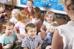Montessori/Vortrainings-Kategorie, die auf Lehrer O hört lizenzfreies stockbild Montessori/Vortrainings-Kategorie, die auf Lehrer O hört lizenzfreies stockbild