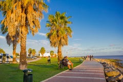 MONTEVIDEO URUGWAJ, MAJ, - 04, 2016: ludzie wydaje niektóre czas wolnego przy parkiem lokalizować przed plażą obrazy royalty free MONTEVIDEO URUGWAJ, MAJ, - 04, 2016: ludzie wydaje niektóre czas wolnego przy parkiem lokalizować przed plażą obrazy royalty free
