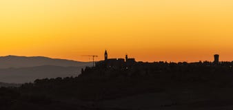 Montichiello - Toscanië/Italië: 29 oktober, 2017: Zonsondergang in Monticchiello, Val D ` Orcia Toscanië royalty-vrije stock afbeeldingen Montichiello - Toscanië/Italië: 29 oktober, 2017: Zonsondergang in Monticchiello, Val D ` Orcia Toscanië royalty-vrije stock afbeeldingen