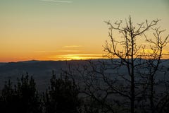 Montichiello - Toscânia/Itália: 29 de outubro de 2017: Por do sol em Monticchiello, ` Orcia Toscânia de Val d foto de stock Montichiello - Toscânia/Itália: 29 de outubro de 2017: Por do sol em Monticchiello, ` Orcia Toscânia de Val d foto de stock