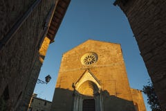 Montichiello - Ιταλία, στις 29 Οκτωβρίου 2016: Ήρεμη οδός σε Montichiello, Τοσκάνη με τα χαρακτηριστικά κλείνω με παντζούρια παρά στοκ εικόνα Montichiello - Ιταλία, στις 29 Οκτωβρίου 2016: Ήρεμη οδός σε Montichiello, Τοσκάνη με τα χαρακτηριστικά κλείνω με παντζούρια παρά στοκ εικόνα