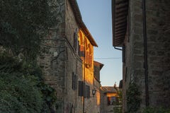 Montichiello - Ιταλία, στις 29 Οκτωβρίου 2016: Ήρεμη οδός σε Montichiello, Τοσκάνη με τα χαρακτηριστικά κλείνω με παντζούρια παρά στοκ φωτογραφία με δικαίωμα ελεύθερης χρήσης Montichiello - Ιταλία, στις 29 Οκτωβρίου 2016: Ήρεμη οδός σε Montichiello, Τοσκάνη με τα χαρακτηριστικά κλείνω με παντζούρια παρά στοκ φωτογραφία με δικαίωμα ελεύθερης χρήσης