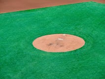 Monticule de Pitcher’s d'un diamant de base-ball attendant le broc photos stock Monticule de Pitcher’s d'un diamant de base-ball attendant le broc photos stock