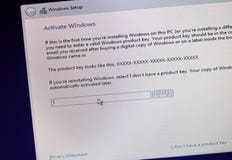 MONTREAL KANADA, LISTOPAD, - 8, 2018: Windows OS instalacja i aktywacja proces na peceta pokazie Microsoft jest amerykaninem fotografia royalty free MONTREAL KANADA, LISTOPAD, - 8, 2018: Windows OS instalacja i aktywacja proces na peceta pokazie Microsoft jest amerykaninem fotografia royalty free