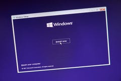 MONTREAL KANADA, LISTOPAD, - 8, 2018: Windows systemu operacyjnego instalacyjny proces na laptopu ekranie Microsoft jest amerykan zdjęcie royalty free MONTREAL KANADA, LISTOPAD, - 8, 2018: Windows systemu operacyjnego instalacyjny proces na laptopu ekranie Microsoft jest amerykan zdjęcie royalty free