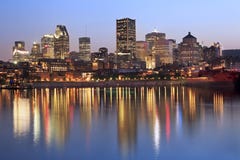 Montreal linia horyzontu i St Lawrance rzeka przy półmrokiem zdjęcie stock Montreal linia horyzontu i St Lawrance rzeka przy półmrokiem zdjęcie stock