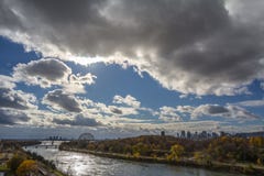 Montreal linia horyzontu z ikonowymi budynkami Montreal CBD biznesowi drapacz chmur widzieć od Jean Drapeau parka w jesieni, zdjęcia royalty free Montreal linia horyzontu z ikonowymi budynkami Montreal CBD biznesowi drapacz chmur widzieć od Jean Drapeau parka w jesieni, zdjęcia royalty free