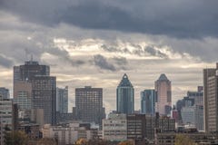 Montreal linia horyzontu z ikonowymi budynkami CBD biznesu drapacz chmur, zdjęcie stock Montreal linia horyzontu z ikonowymi budynkami CBD biznesu drapacz chmur, zdjęcie stock