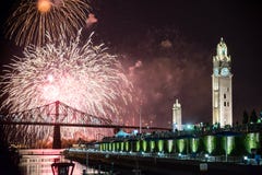 Montreal, Quebec, Canada - Juni 2014: De internationale mening van het Vuurwerkfestival van de Oude Haven Montreal, Quebec, Canada - Juni 2014: De internationale mening van het Vuurwerkfestival van de Oude Haven