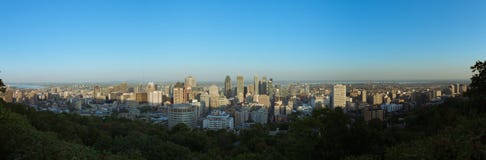 Montreal-Skylineansicht vom Berg königlich stockbild Montreal-Skylineansicht vom Berg königlich stockbild