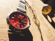 Montres colorées de luxe sur la table en bois photos libres de droits Montres colorées de luxe sur la table en bois photos libres de droits