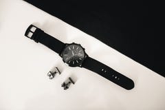 montres et boutons de manchette sur la table image stock montres et boutons de manchette sur la table image stock