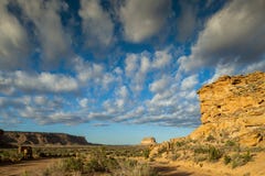 Montículo de Fajada no parque histórico nacional da cultura de Chaco, nanômetro, EUA foto de stock Montículo de Fajada no parque histórico nacional da cultura de Chaco, nanômetro, EUA foto de stock