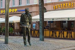 Monument av Bulat Shalvovich Okudzhava på den Arbat gatan, Moskva, Ryssland arkivfoto Monument av Bulat Shalvovich Okudzhava på den Arbat gatan, Moskva, Ryssland arkivfoto