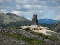 Monument avec une étoile sur le fond des collines photos libres de droits Monument avec une étoile sur le fond des collines photos libres de droits