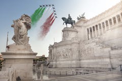 Monument de la patrie, Frecce Tricolori (flèches tricolores) Beaux vieux hublots à Rome (Italie) photos stock Monument de la patrie, Frecce Tricolori (flèches tricolores) Beaux vieux hublots à Rome (Italie) photos stock