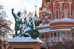 Monument du citoyen Minin et prince Pozharsky près de cathédrale du ` s de St Basil sur la place rouge images stock Monument du citoyen Minin et prince Pozharsky près de cathédrale du ` s de St Basil sur la place rouge images stock