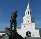 Monument op de achtergrond van Kazan het Kremlin royalty-vrije stock afbeeldingen Monument op de achtergrond van Kazan het Kremlin royalty-vrije stock afbeeldingen
