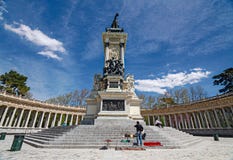 Monument till `-Alfonso XII ` i den `-Parque del Retiro `en, royaltyfri bild Monument till `-Alfonso XII ` i den `-Parque del Retiro `en, royaltyfri bild