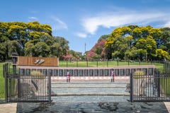 Monument till det stupat i Malvinas på general San Martin Plaza i Retiro - Buenos Aires, Argentina royaltyfria foton Monument till det stupat i Malvinas på general San Martin Plaza i Retiro - Buenos Aires, Argentina royaltyfria foton