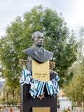 Monument zu Yitzhak Rabin - der Premierminister des israelischen Staats - hergestellt mit Flaggen von Israel, im Park von Brasov stockfotografie Monument zu Yitzhak Rabin - der Premierminister des israelischen Staats - hergestellt mit Flaggen von Israel, im Park von Brasov stockfotografie