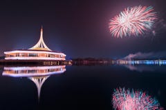Monumentet på konungen Rama IX parkerar med fyrverkeribakgrund arkivbilder Monumentet på konungen Rama IX parkerar med fyrverkeribakgrund arkivbilder