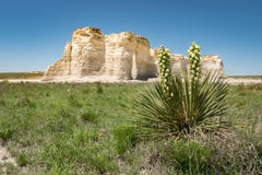 Monumentet vaggar, Kansas Pyramider av slättarna royaltyfri fotografi Monumentet vaggar, Kansas Pyramider av slättarna royaltyfri fotografi