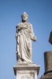 Monumento angelico con cielo blu immagini stock libere da diritti Monumento angelico con cielo blu immagini stock libere da diritti