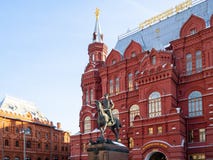 Monumento do marechal Zhukov perto do museu histórico imagens de stock Monumento do marechal Zhukov perto do museu histórico imagens de stock