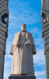 Monumento a I V Kurchatov el ÁTOMO de la FRACTURA imagenes de archivo Monumento a I V Kurchatov el ÁTOMO de la FRACTURA imagenes de archivo