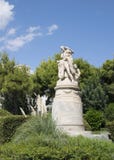 Monumento a Lord Byron en Atenas del mármol blanco imagenes de archivo Monumento a Lord Byron en Atenas del mármol blanco imagenes de archivo