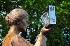 Monumento a Marie Sklodowska Curie em Vars?via, Pol?nia foto de stock Monumento a Marie Sklodowska Curie em Vars?via, Pol?nia foto de stock