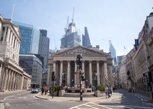 Monumento storico dello scambio reale alla giunzione della Banca a Londra, Regno Unito immagini stock libere da diritti Monumento storico dello scambio reale alla giunzione della Banca a Londra, Regno Unito immagini stock libere da diritti