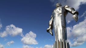 Monumento a Yuri Gagarin 42 suporte 5-meter e estátua altos, primeira pessoa a viajar no espaço Moscovo, Rússia video estoque Monumento a Yuri Gagarin 42 suporte 5-meter e estátua altos, primeira pessoa a viajar no espaço Moscovo, Rússia video estoque