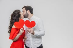 Mooi aantrekkelijk, vrolijk, positief paar Zijn gehuwde Greep grote rode kaarten in hun handen Tijdens dit keer dat zij hebben ge stock foto Mooi aantrekkelijk, vrolijk, positief paar Zijn gehuwde Greep grote rode kaarten in hun handen Tijdens dit keer dat zij hebben ge stock foto