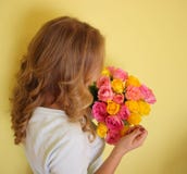 Mooi blond meisje in het blauwe boeket van de kledingsholding van gele en roze rozen op een lichtgele achtergrond stock afbeeldingen Mooi blond meisje in het blauwe boeket van de kledingsholding van gele en roze rozen op een lichtgele achtergrond stock afbeeldingen