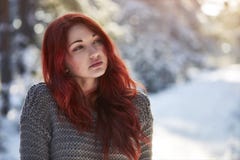 Mooi charmant meisje met rood haar in het de winterpark Het peinzend, dromerig, ziet houden van eruit De herfst Koud weer stock foto Mooi charmant meisje met rood haar in het de winterpark Het peinzend, dromerig, ziet houden van eruit De herfst Koud weer stock foto